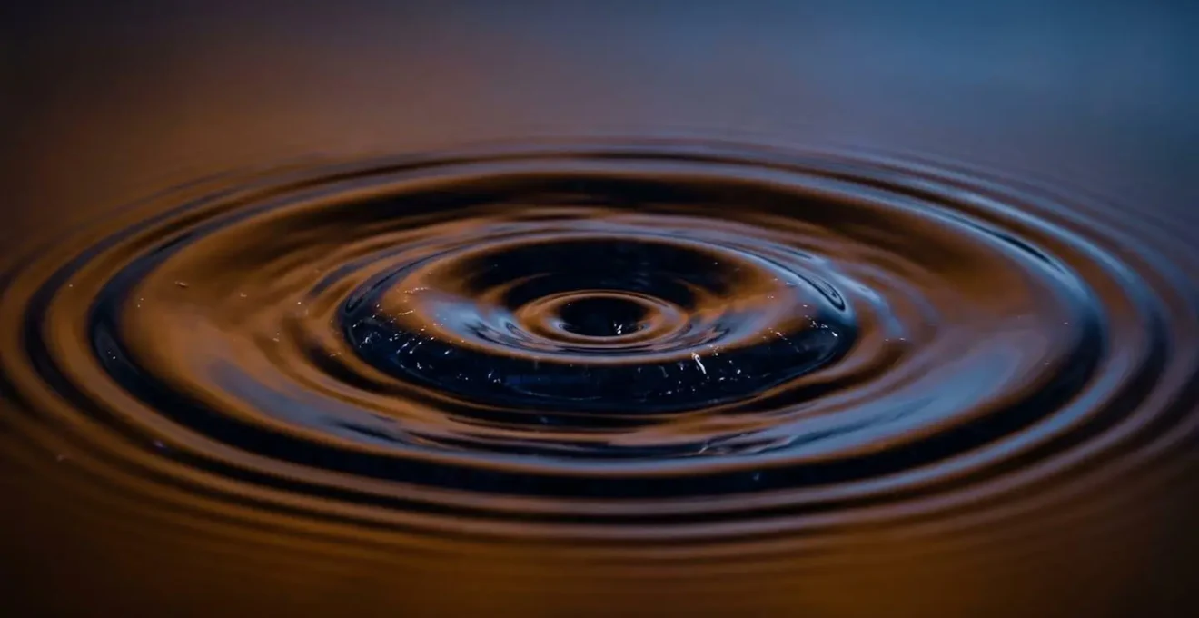 Abstract visualization of sound frequencies and psychological triggers in gaming environments